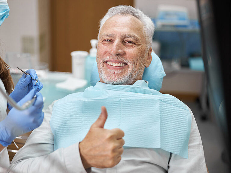 Älterer Mann beim Zahnarzt, Zahnersatz, Prothetik