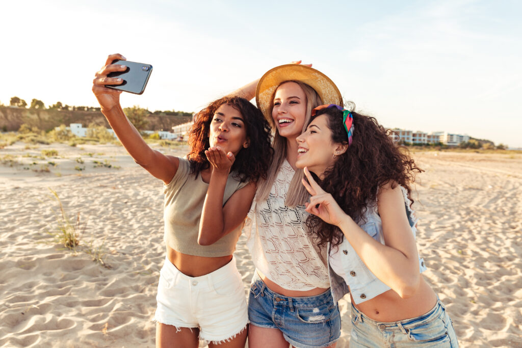 Frauen gemeinsam im Urlaub, Zahngesundheit auf Reisen