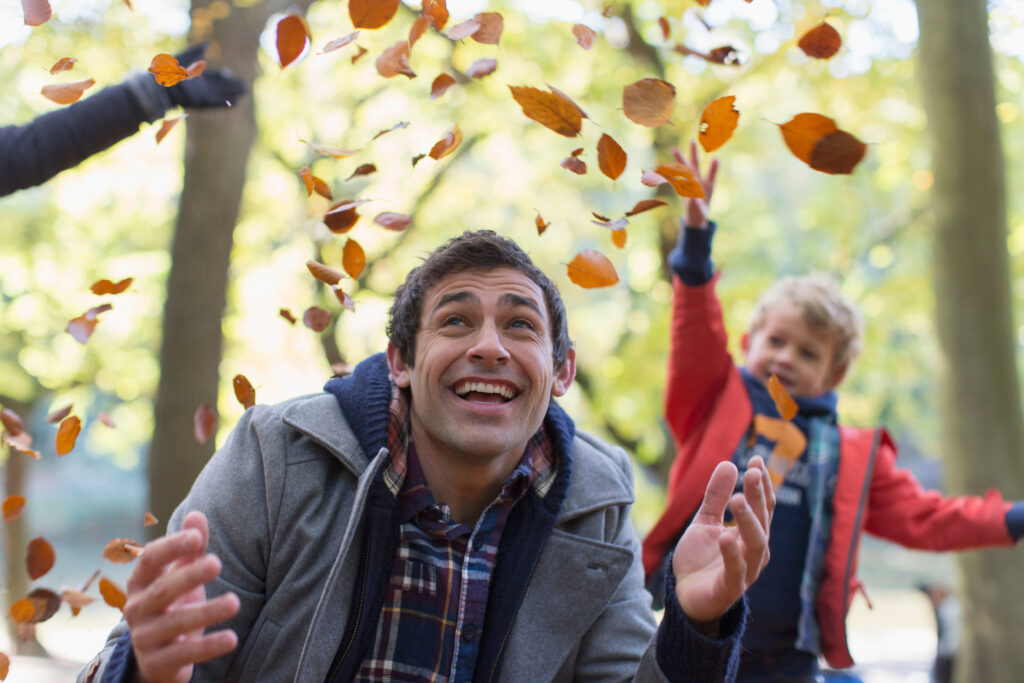 Vater und Sohn spielen im Herbst, Thema: Zahnarztbesuch im Herbst