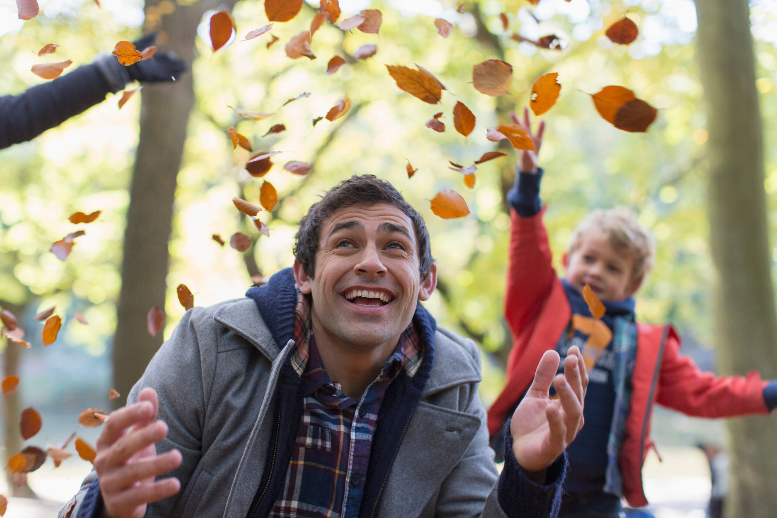 Vater und Sohn spielen im Herbst, Thema: Zahnarztbesuch im Herbst